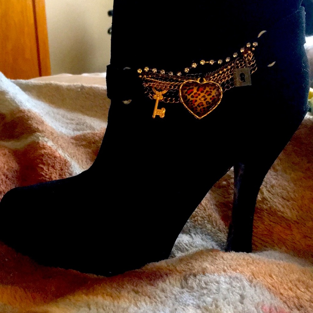 Rare Betsey Johnson fab black ankle boots New 9.5